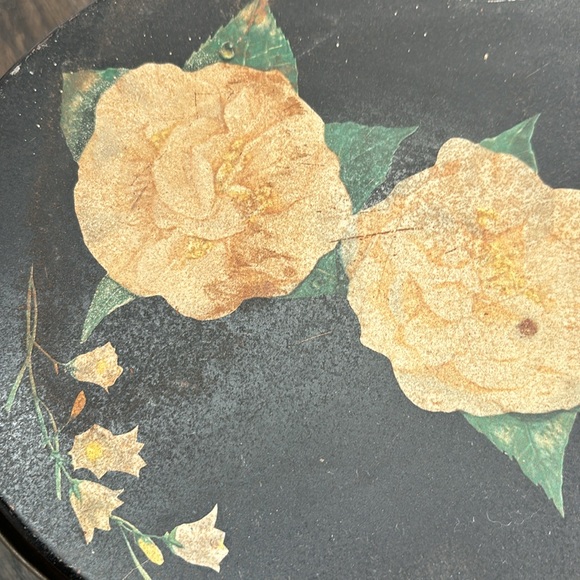 Vintage oval tin w/ handles , black w/ painted gardenias and Lilly of Valley - Picture 2 of 5